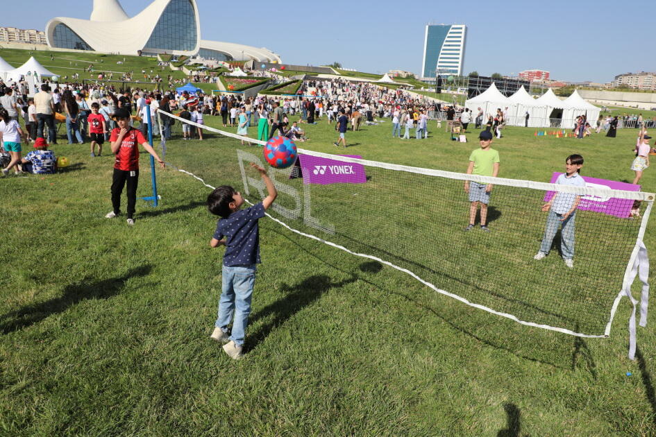 Heydər Əliyev Mərkəzinin parkında Uşaq festivalı keçirilib