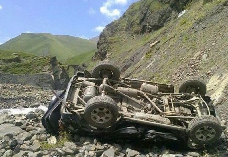 Qazaxda maşın aşıb,