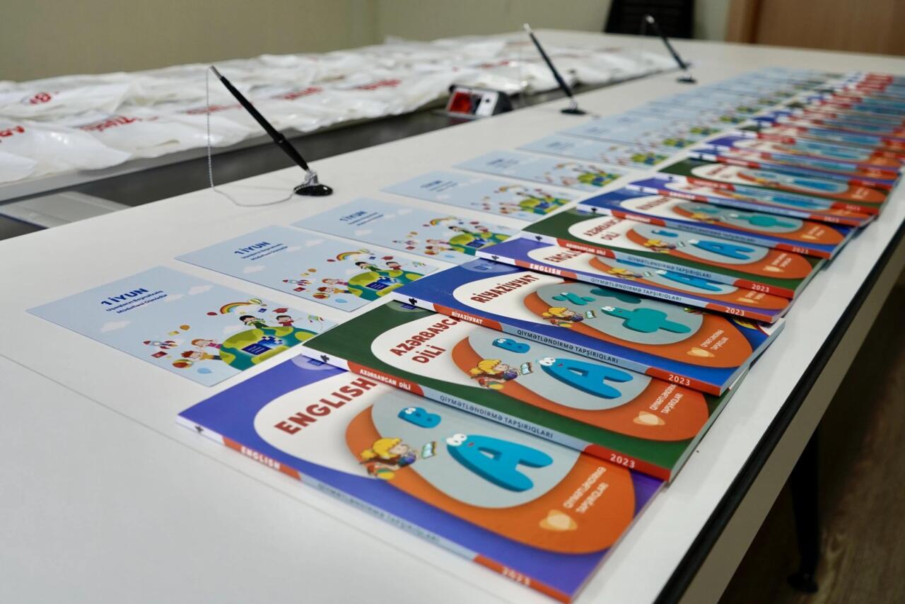 DİM şəhid övladlarına qiymətləndirmə kitabçalarını hədiyyə edib