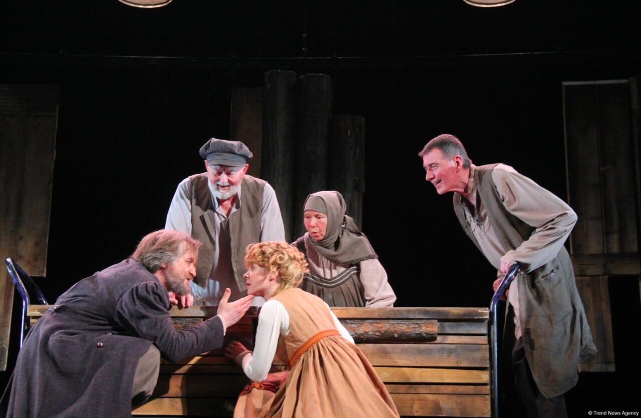 Азербайджанский русский драмтеатр принимает с аншлагом "Балтийский дом" из Санкт-Петербурга