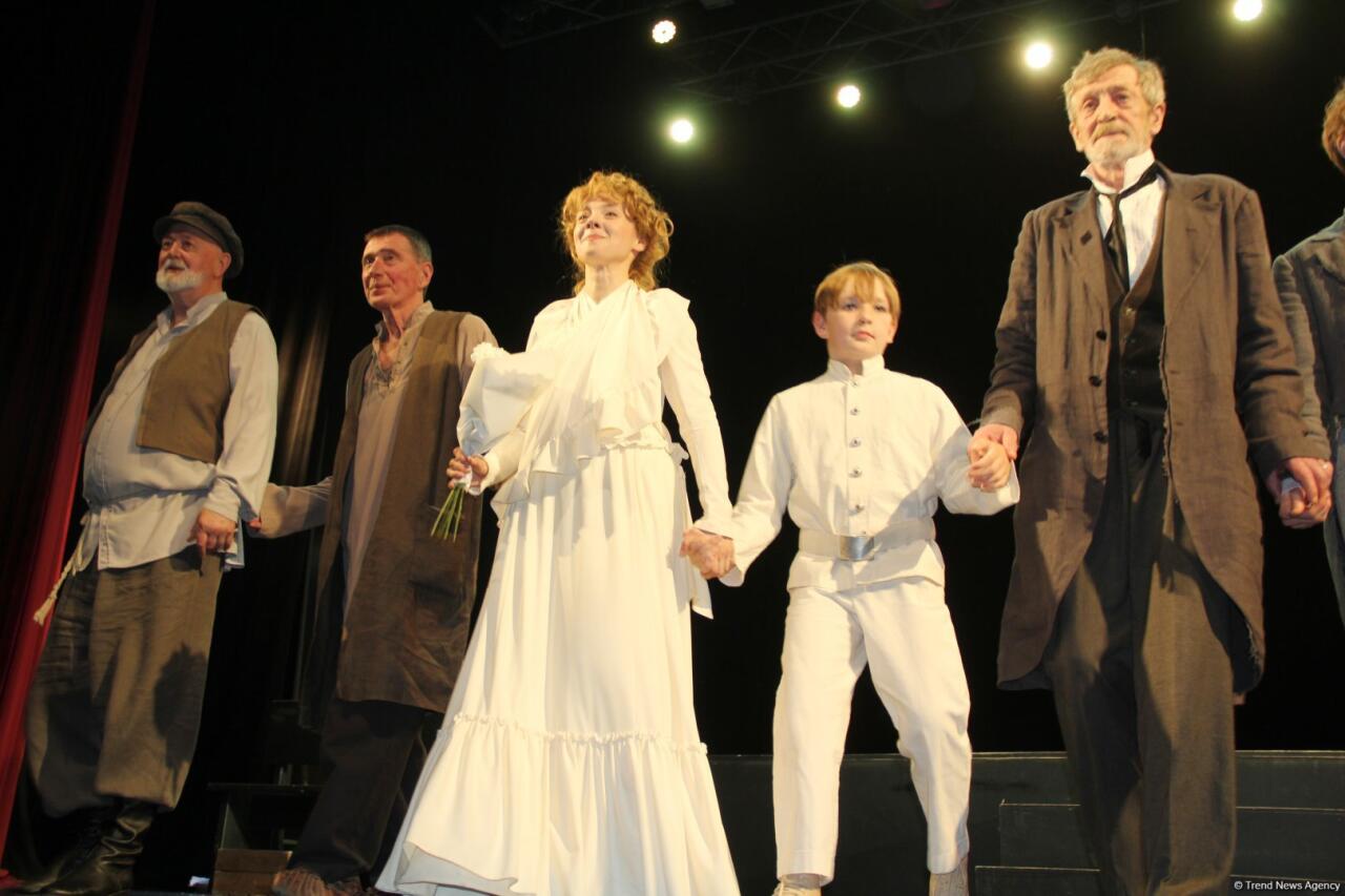 Азербайджанский русский драмтеатр принимает с аншлагом "Балтийский дом" из Санкт-Петербурга