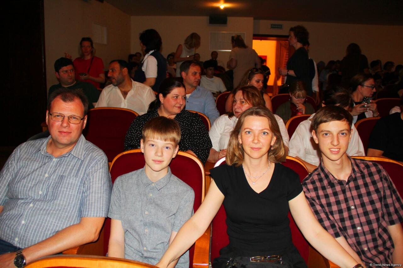 Азербайджанский русский драмтеатр принимает с аншлагом "Балтийский дом" из Санкт-Петербурга