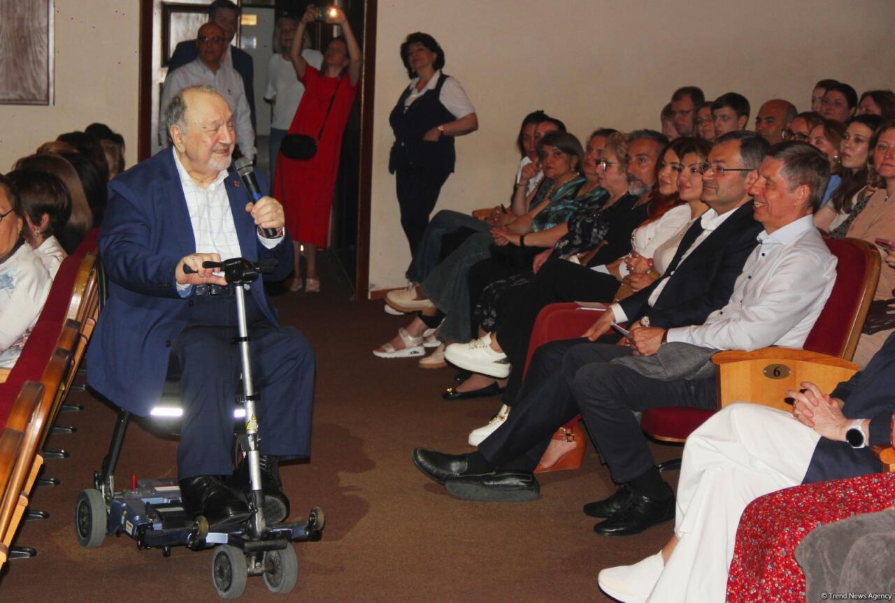 Азербайджанский русский драмтеатр принимает с аншлагом "Балтийский дом" из Санкт-Петербурга