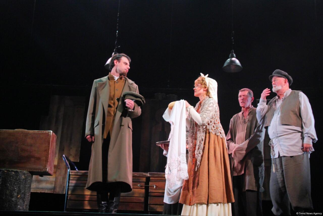 Азербайджанский русский драмтеатр принимает с аншлагом "Балтийский дом" из Санкт-Петербурга