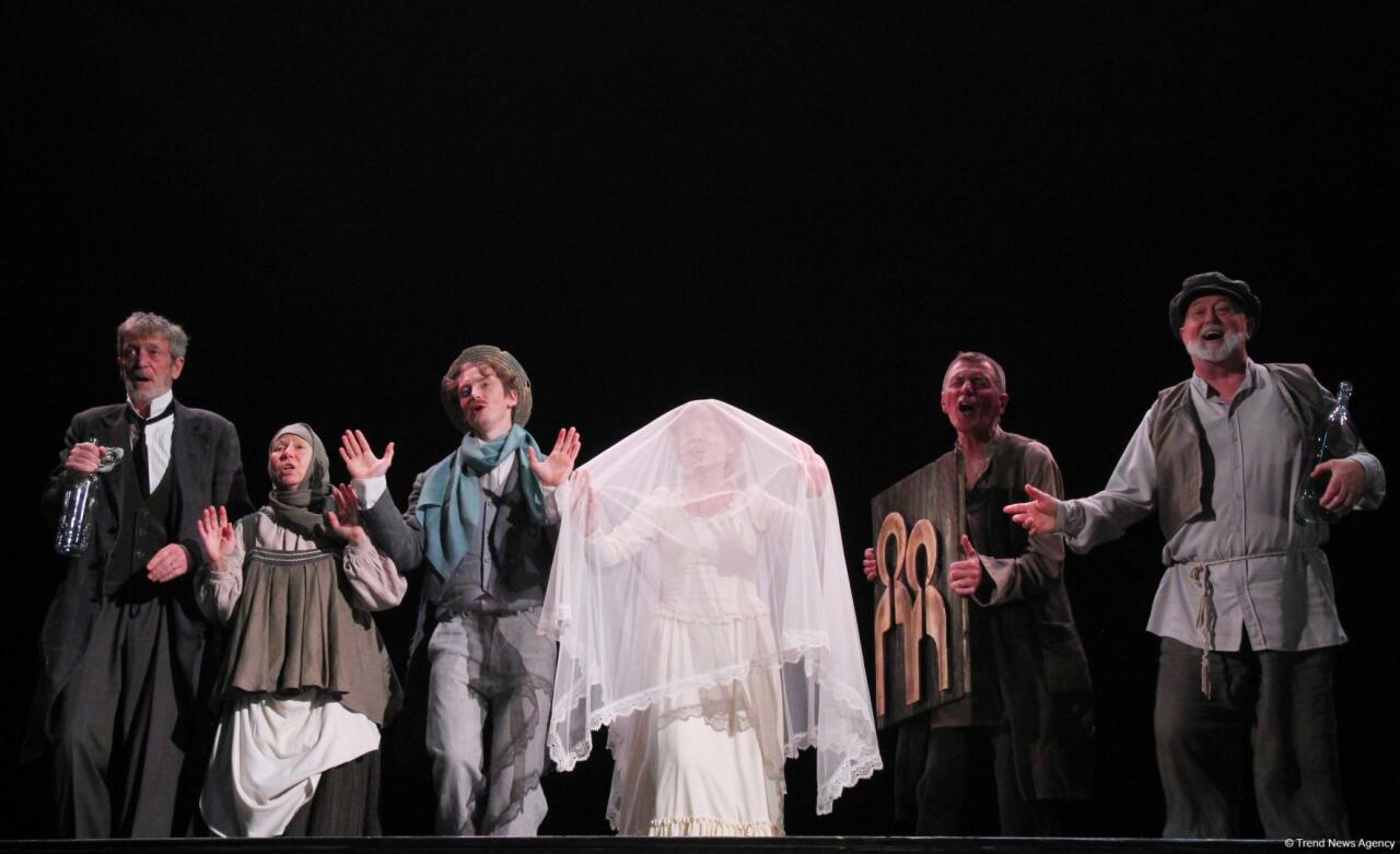 Азербайджанский русский драмтеатр принимает с аншлагом "Балтийский дом" из Санкт-Петербурга