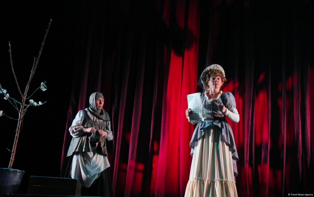 Азербайджанский русский драмтеатр принимает с аншлагом "Балтийский дом" из Санкт-Петербурга