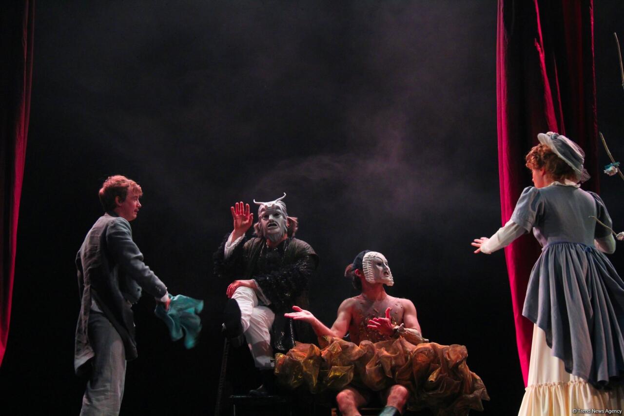 Азербайджанский русский драмтеатр принимает с аншлагом "Балтийский дом" из Санкт-Петербурга