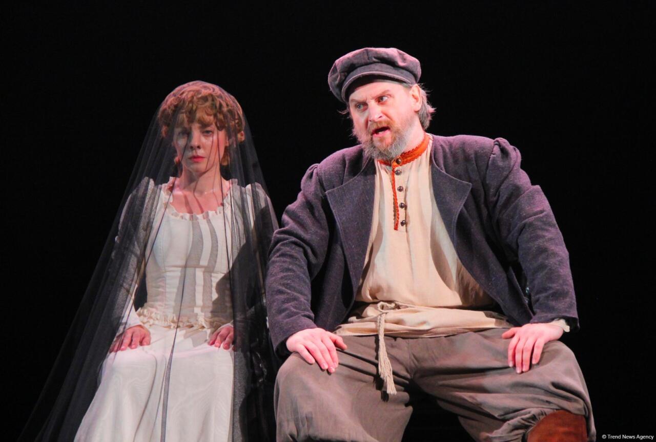 Азербайджанский русский драмтеатр принимает с аншлагом "Балтийский дом" из Санкт-Петербурга