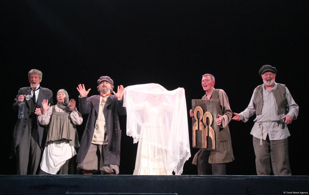 Азербайджанский русский драмтеатр принимает с аншлагом "Балтийский дом" из Санкт-Петербурга