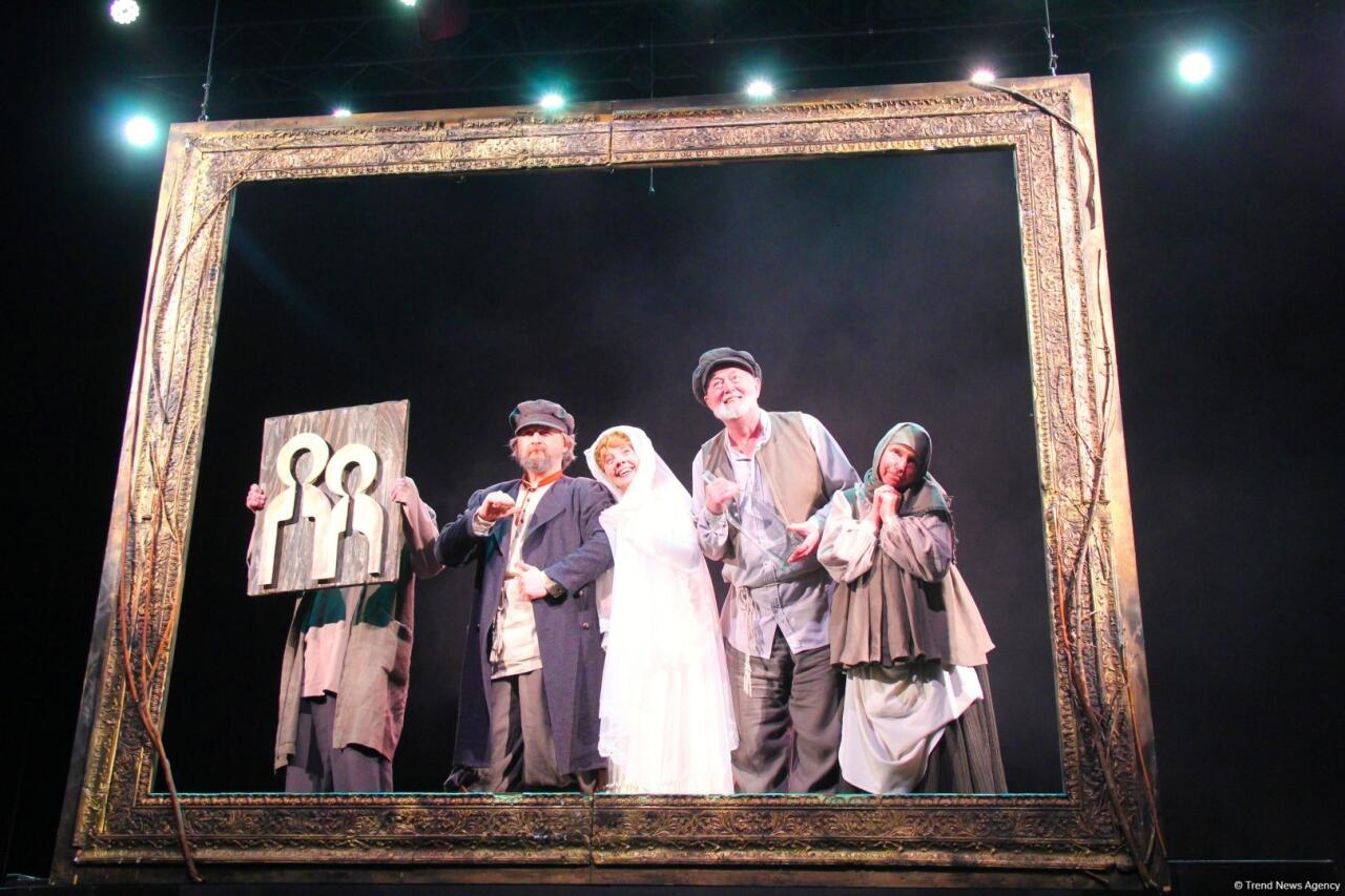 Азербайджанский русский драмтеатр принимает с аншлагом "Балтийский дом" из Санкт-Петербурга