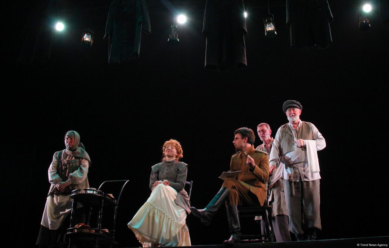 Азербайджанский русский драмтеатр принимает с аншлагом "Балтийский дом" из Санкт-Петербурга