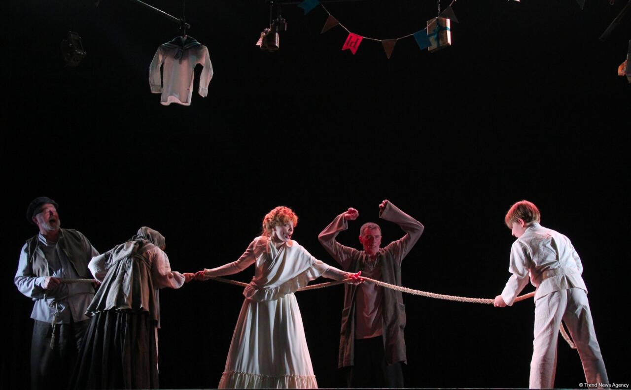 Азербайджанский русский драмтеатр принимает с аншлагом "Балтийский дом" из Санкт-Петербурга