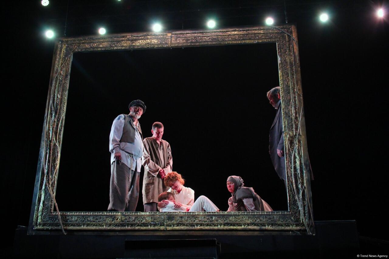 Азербайджанский русский драмтеатр принимает с аншлагом "Балтийский дом" из Санкт-Петербурга