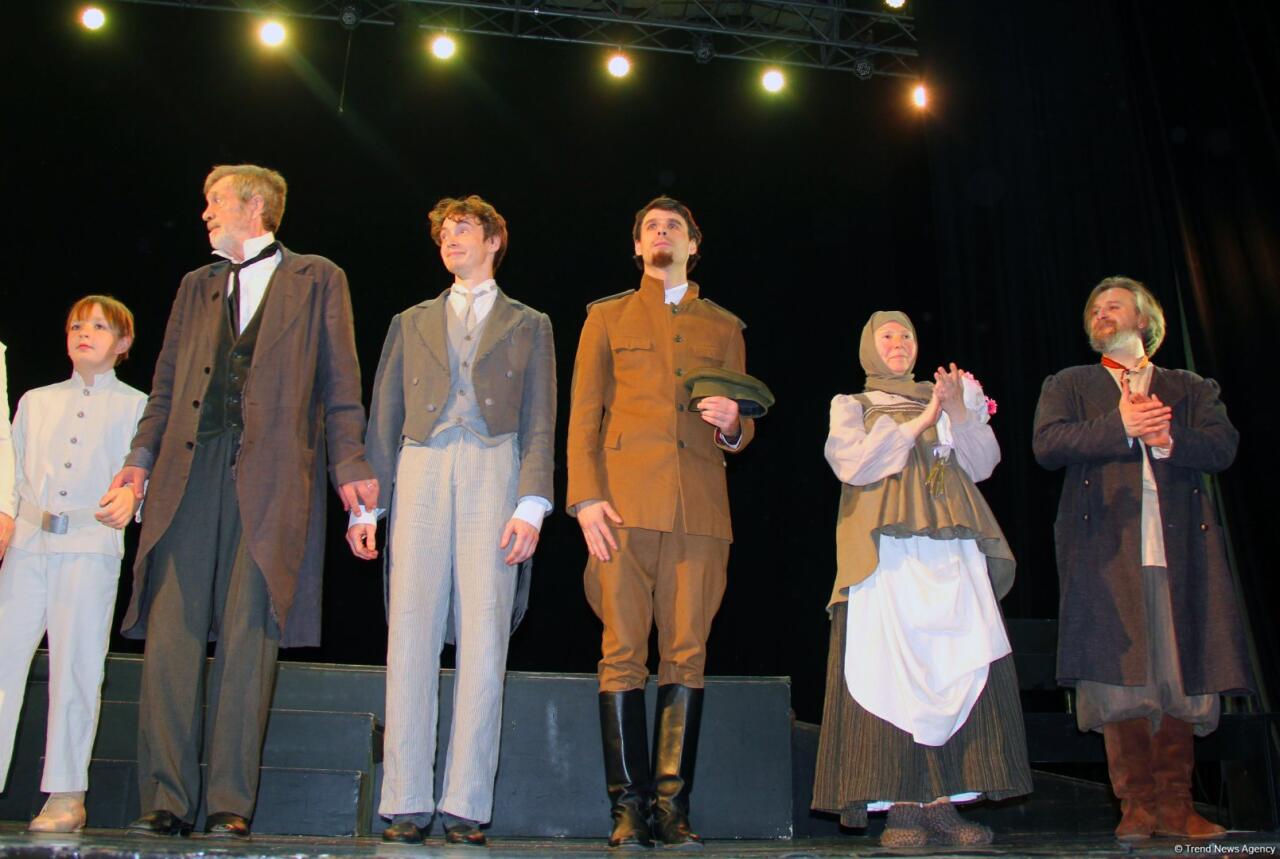 Азербайджанский русский драмтеатр принимает с аншлагом "Балтийский дом" из Санкт-Петербурга
