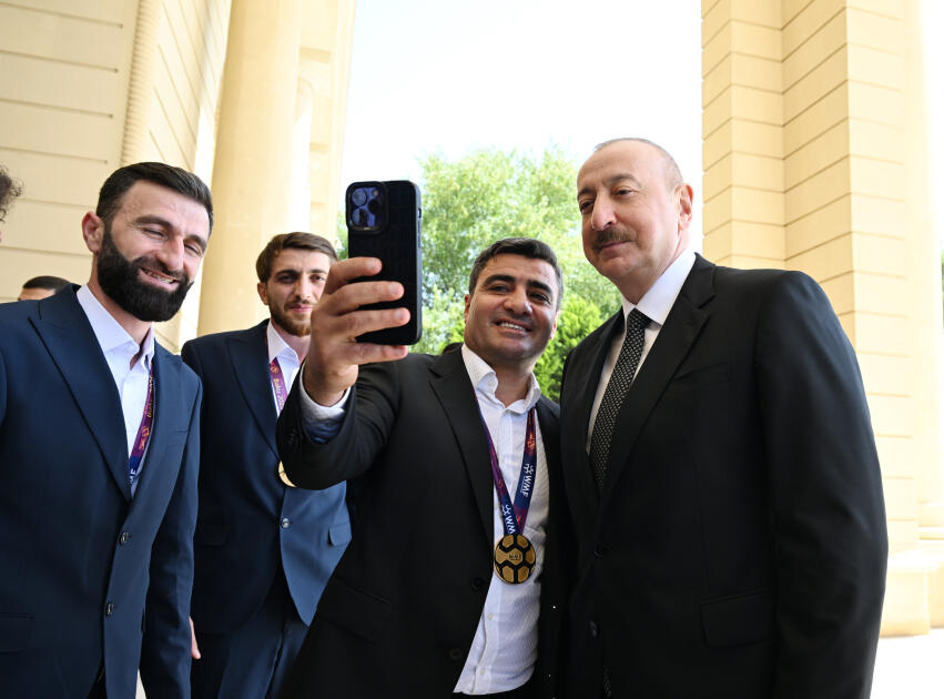 Президент Ильхам Алиев принял членов сборной Азербайджана, ставшей чемпионом мира по мини-футболу