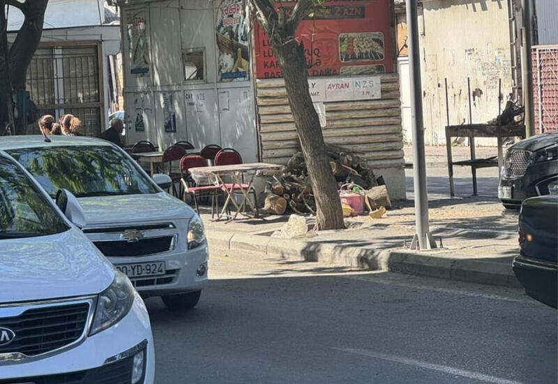 Bu küçədə kababxana səkini zəbt edib