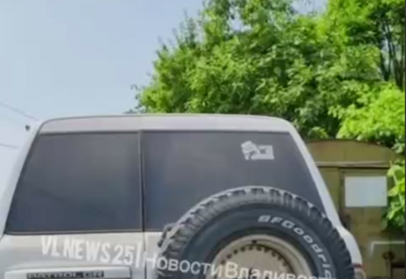 В колесе внедорожника обнаружили птенцов
