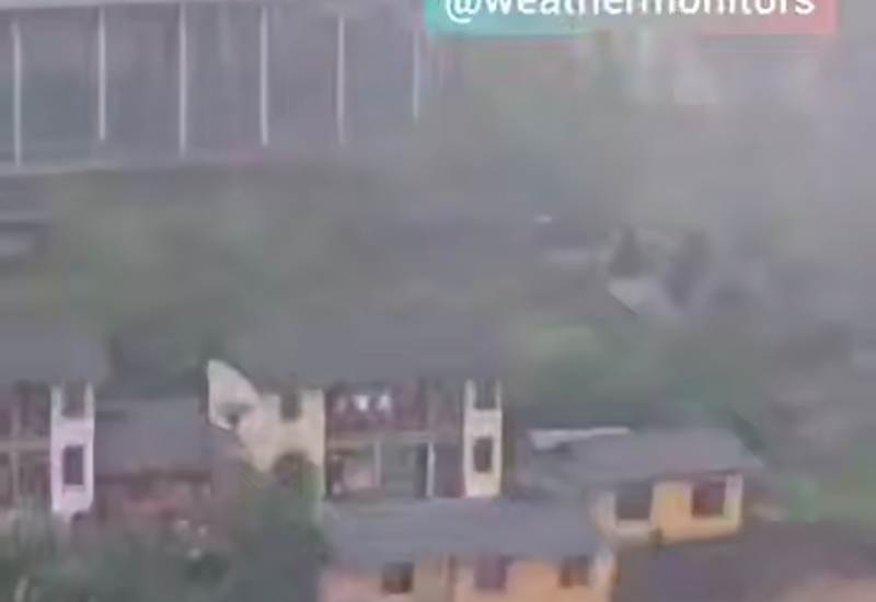 Мощнейшие ливни в Китае смывают целые дома