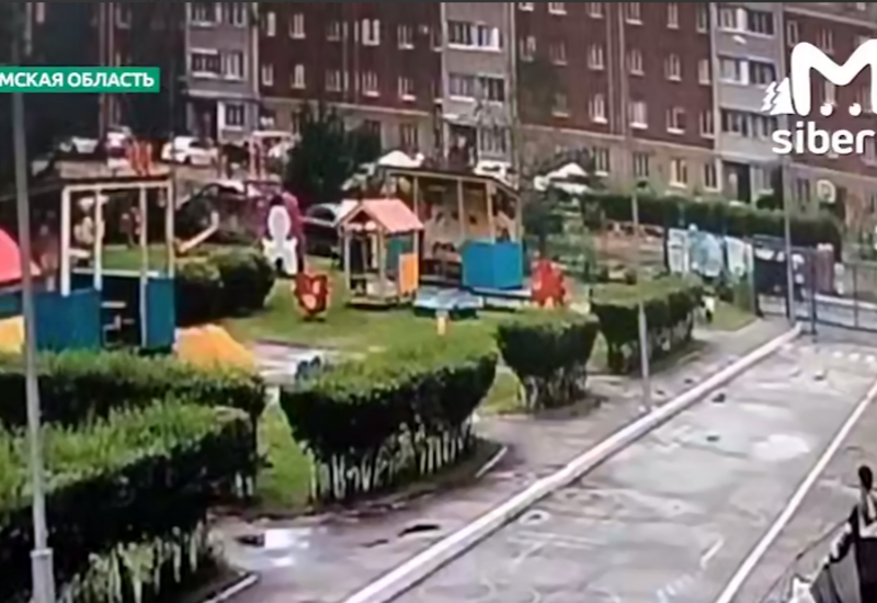В России легковушка влетела во двор детсада