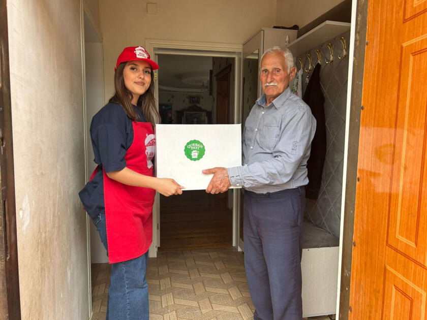 Heydər Əliyev Fondunun vitse-prezidenti Leyla Əliyevanın təşəbbüsü ilə ailələrə qurban paylarının çatdırılması davam edir
