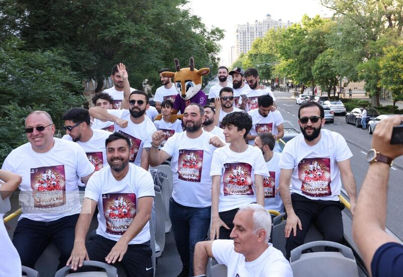 В Баку проходит чемпионский парад сборной Азербайджана по мини-футболу