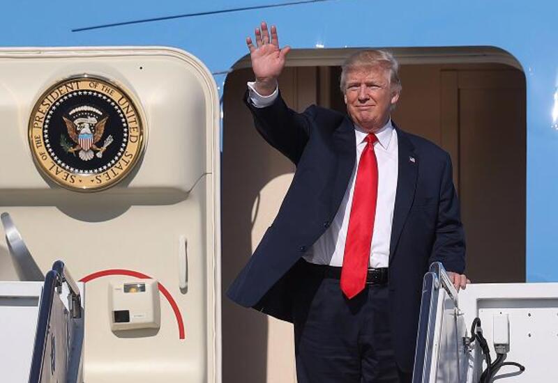 Tramp təyyarəyə minərkən yıxıldı