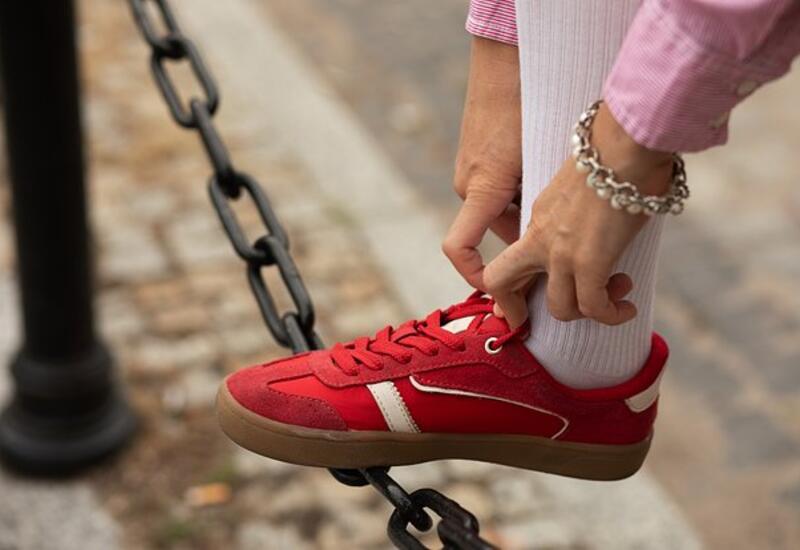 Названа модная замена белым кроссовкам на лето