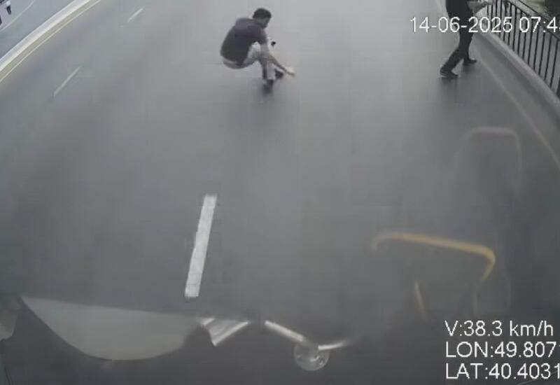 Paytaxtın bu ərazisində piyada qaçaraq avtobusun qarşısına çıxıb