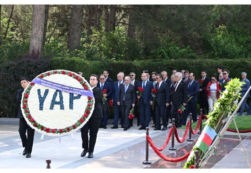 Şuşada keçiriləcək beynəlxalq konfransın iştirakçıları Ulu Öndər Heydər Əliyevin məzarını ziyarət ediblər