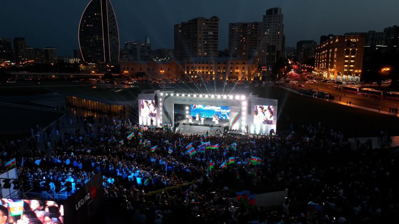 Heydər Əliyev Mərkəzinin parkında Milli Qurtuluş Günü münasibəti ilə konsert olub