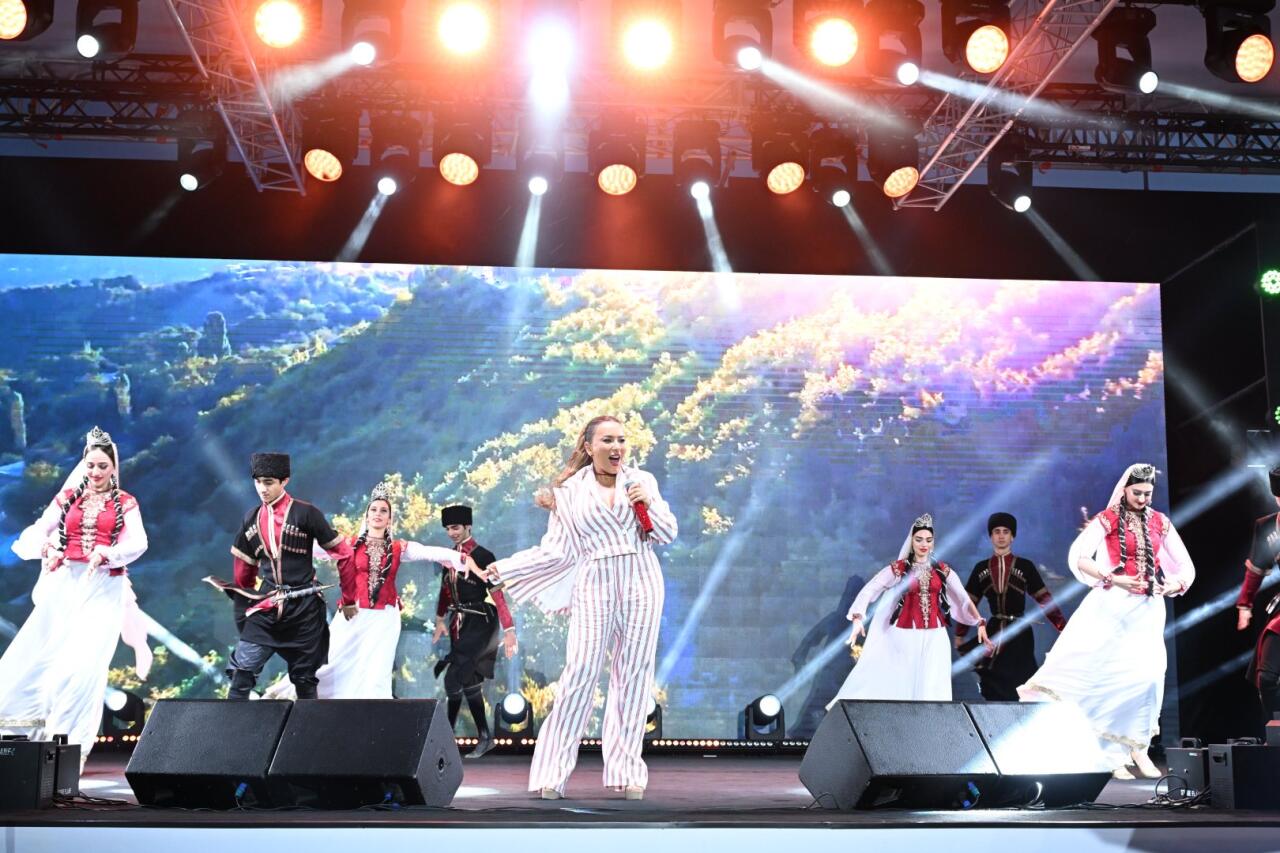 Heydər Əliyev Mərkəzinin parkında Milli Qurtuluş Günü münasibəti ilə konsert olub