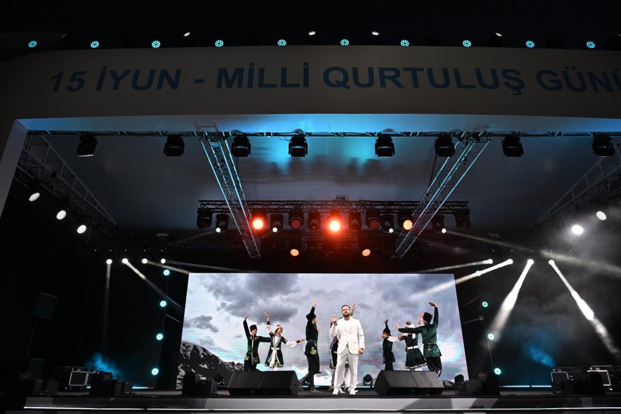Heydər Əliyev Mərkəzinin parkında Milli Qurtuluş Günü münasibəti ilə konsert olub