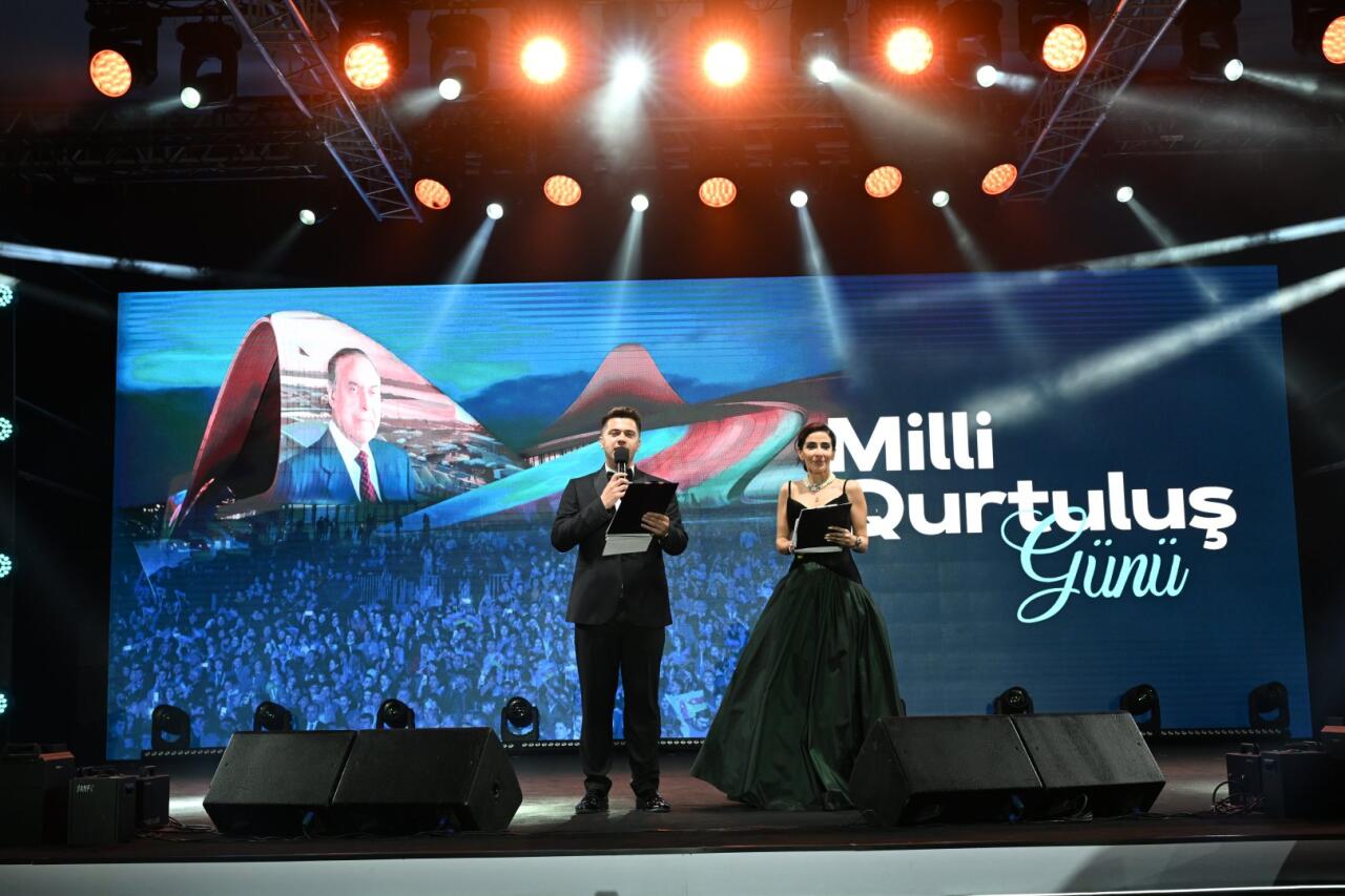 Heydər Əliyev Mərkəzinin parkında Milli Qurtuluş Günü münasibəti ilə konsert olub