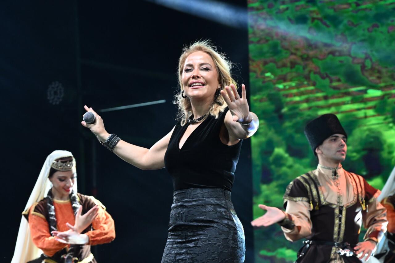Heydər Əliyev Mərkəzinin parkında Milli Qurtuluş Günü münasibəti ilə konsert olub