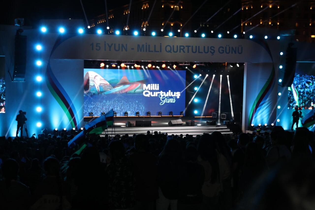 Heydər Əliyev Mərkəzinin parkında Milli Qurtuluş Günü münasibəti ilə konsert olub