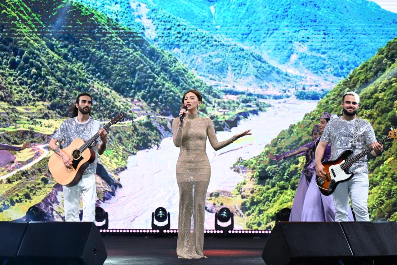 Heydər Əliyev Mərkəzinin parkında Milli Qurtuluş Günü münasibəti ilə konsert olub