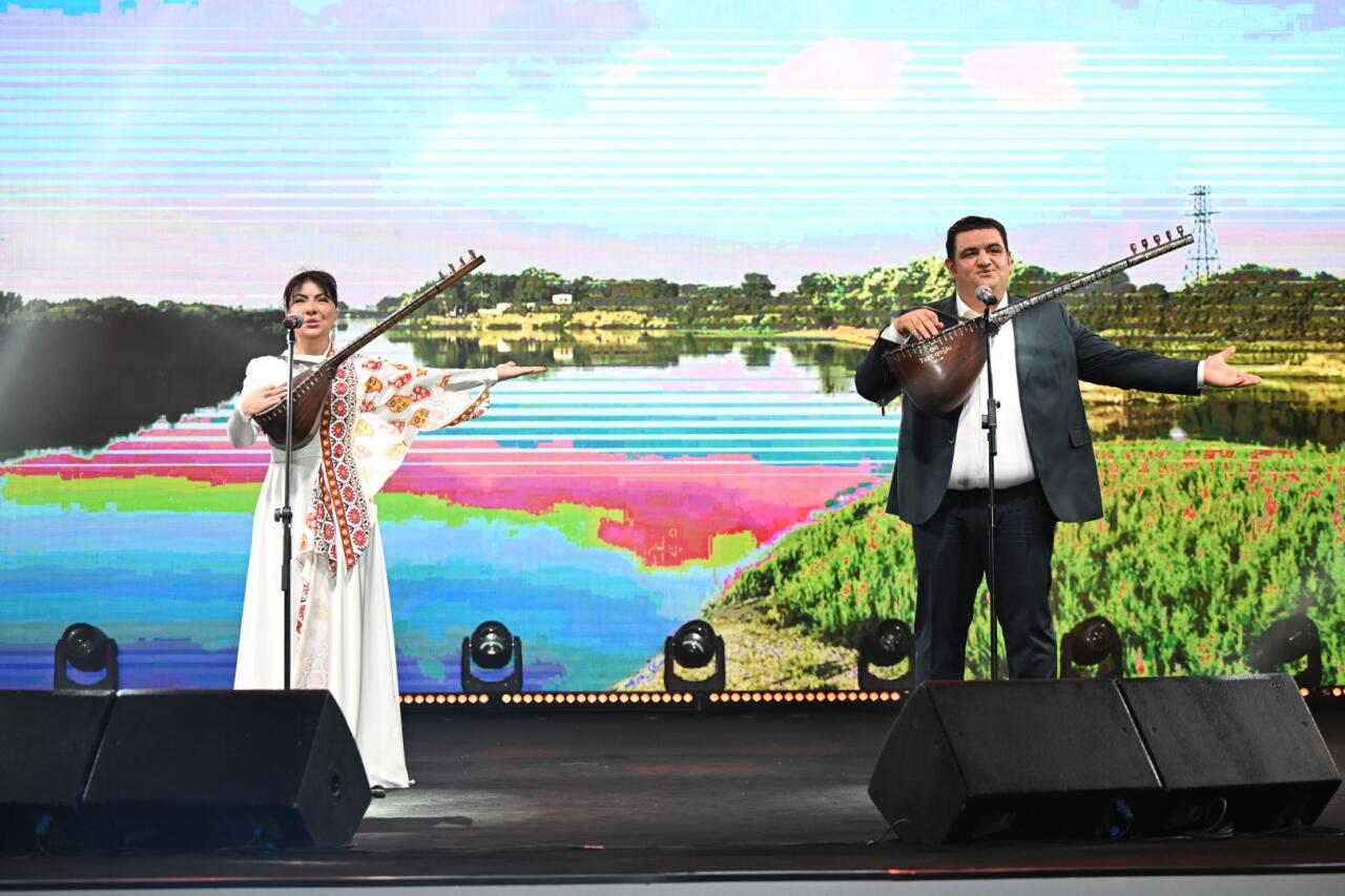 Heydər Əliyev Mərkəzinin parkında Milli Qurtuluş Günü münasibəti ilə konsert olub