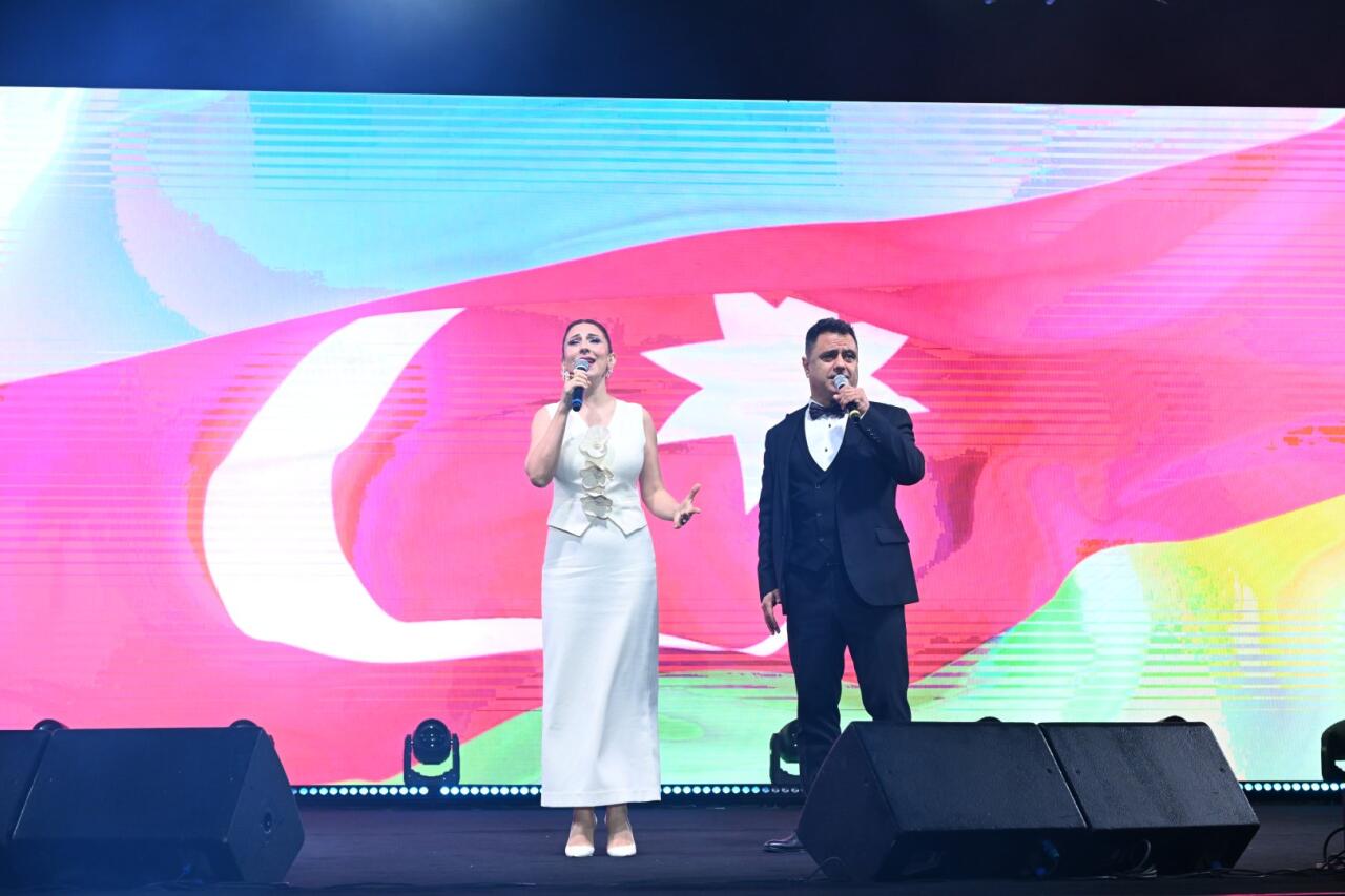 Heydər Əliyev Mərkəzinin parkında Milli Qurtuluş Günü münasibəti ilə konsert olub