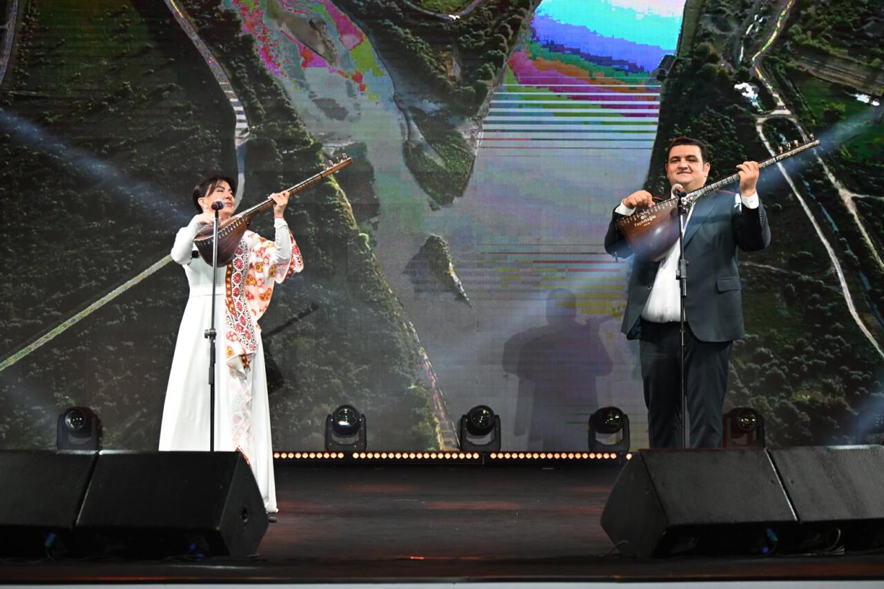 Heydər Əliyev Mərkəzinin parkında Milli Qurtuluş Günü münasibəti ilə konsert olub