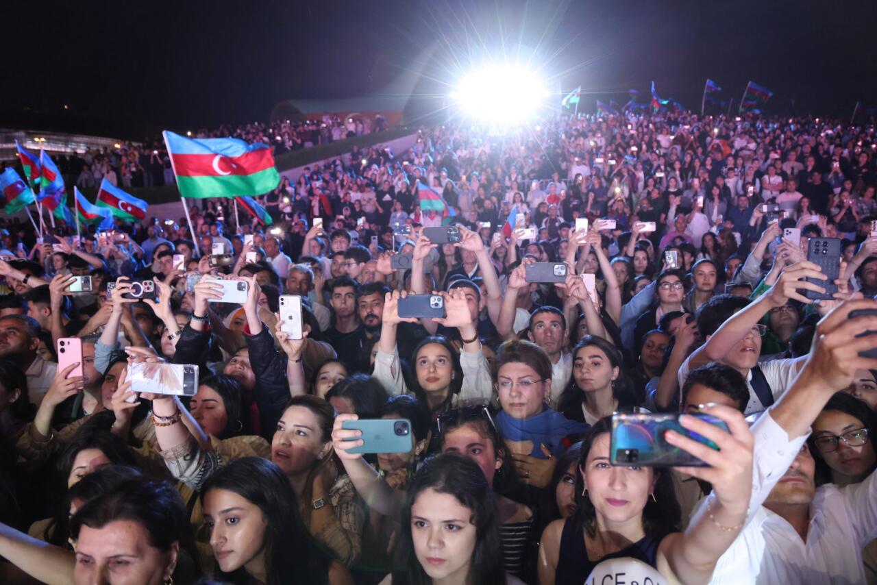 Heydər Əliyev Mərkəzinin parkında Milli Qurtuluş Günü münasibəti ilə konsert olub
