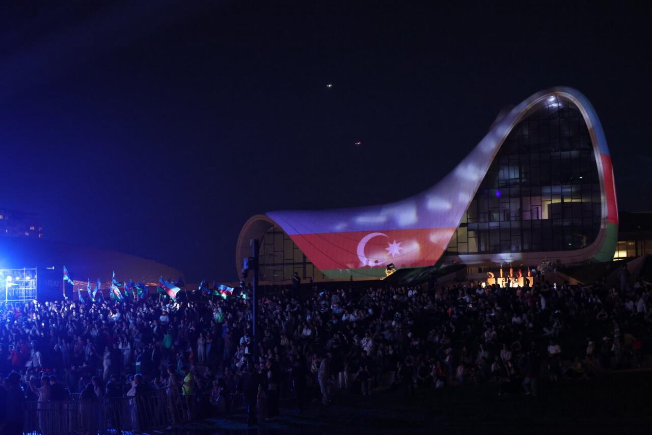 Heydər Əliyev Mərkəzinin parkında Milli Qurtuluş Günü münasibəti ilə konsert olub