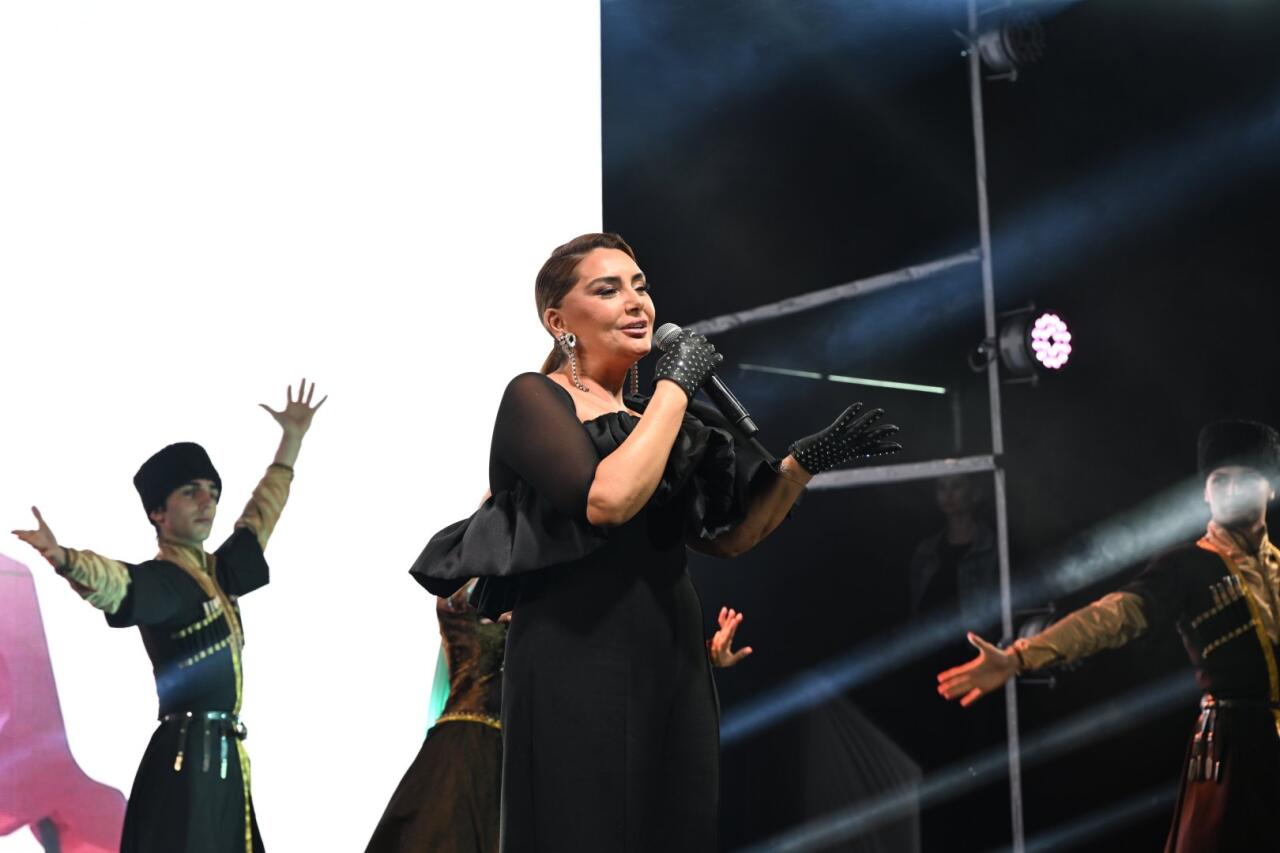 Heydər Əliyev Mərkəzinin parkında Milli Qurtuluş Günü münasibəti ilə konsert olub