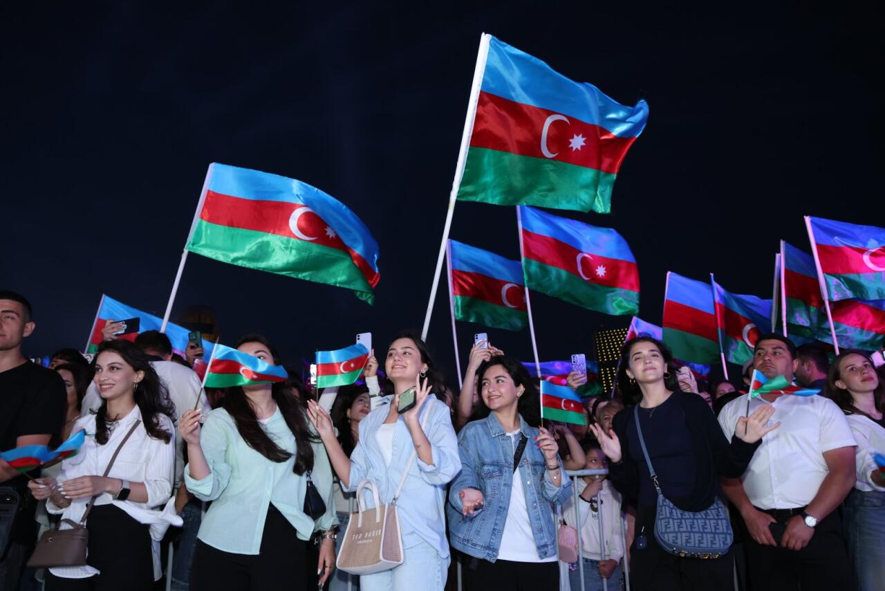 Heydər Əliyev Mərkəzinin parkında Milli Qurtuluş Günü münasibəti ilə konsert olub