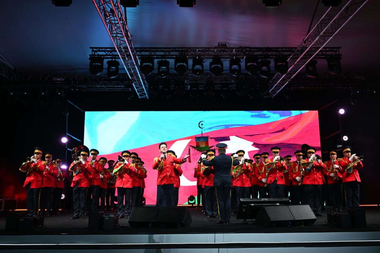 Heydər Əliyev Mərkəzinin parkında Milli Qurtuluş Günü münasibəti ilə konsert olub