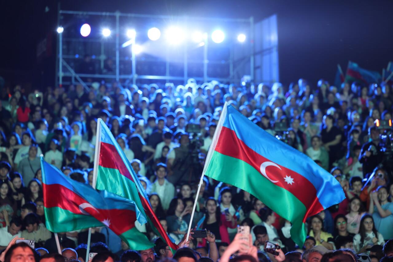 Heydər Əliyev Mərkəzinin parkında Milli Qurtuluş Günü münasibəti ilə konsert olub