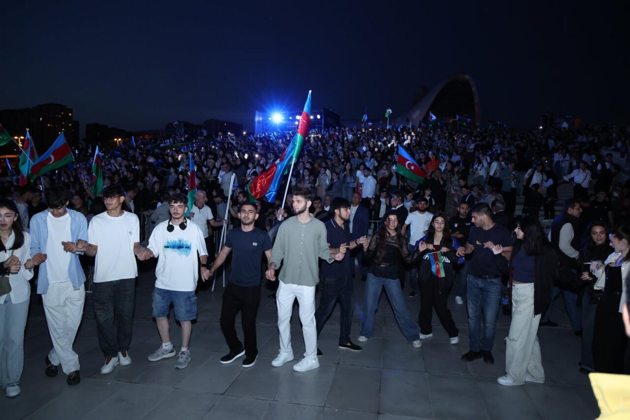 Heydər Əliyev Mərkəzinin parkında Milli Qurtuluş Günü münasibəti ilə konsert olub