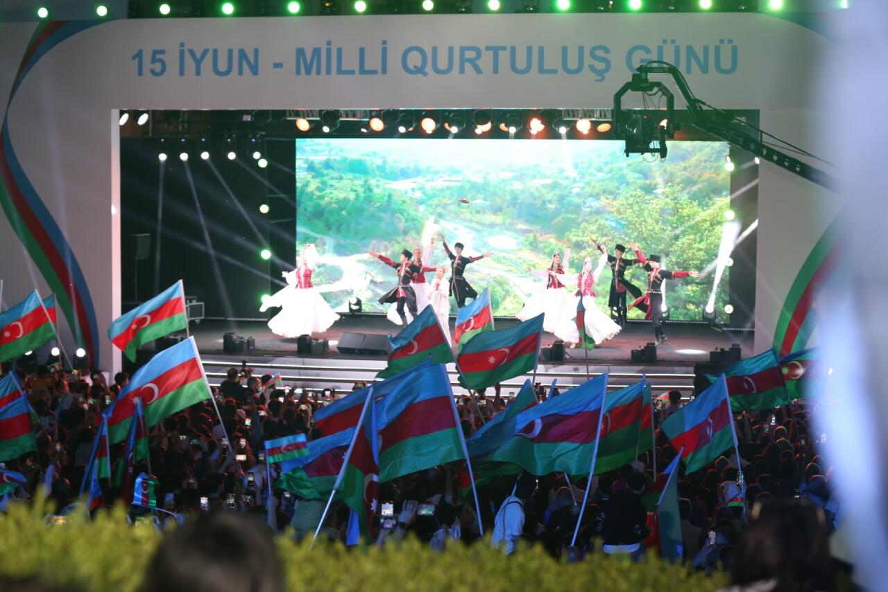 Heydər Əliyev Mərkəzinin parkında Milli Qurtuluş Günü münasibəti ilə konsert olub