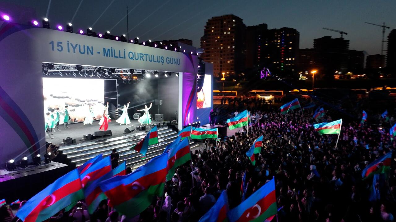 Heydər Əliyev Mərkəzinin parkında Milli Qurtuluş Günü münasibəti ilə konsert olub