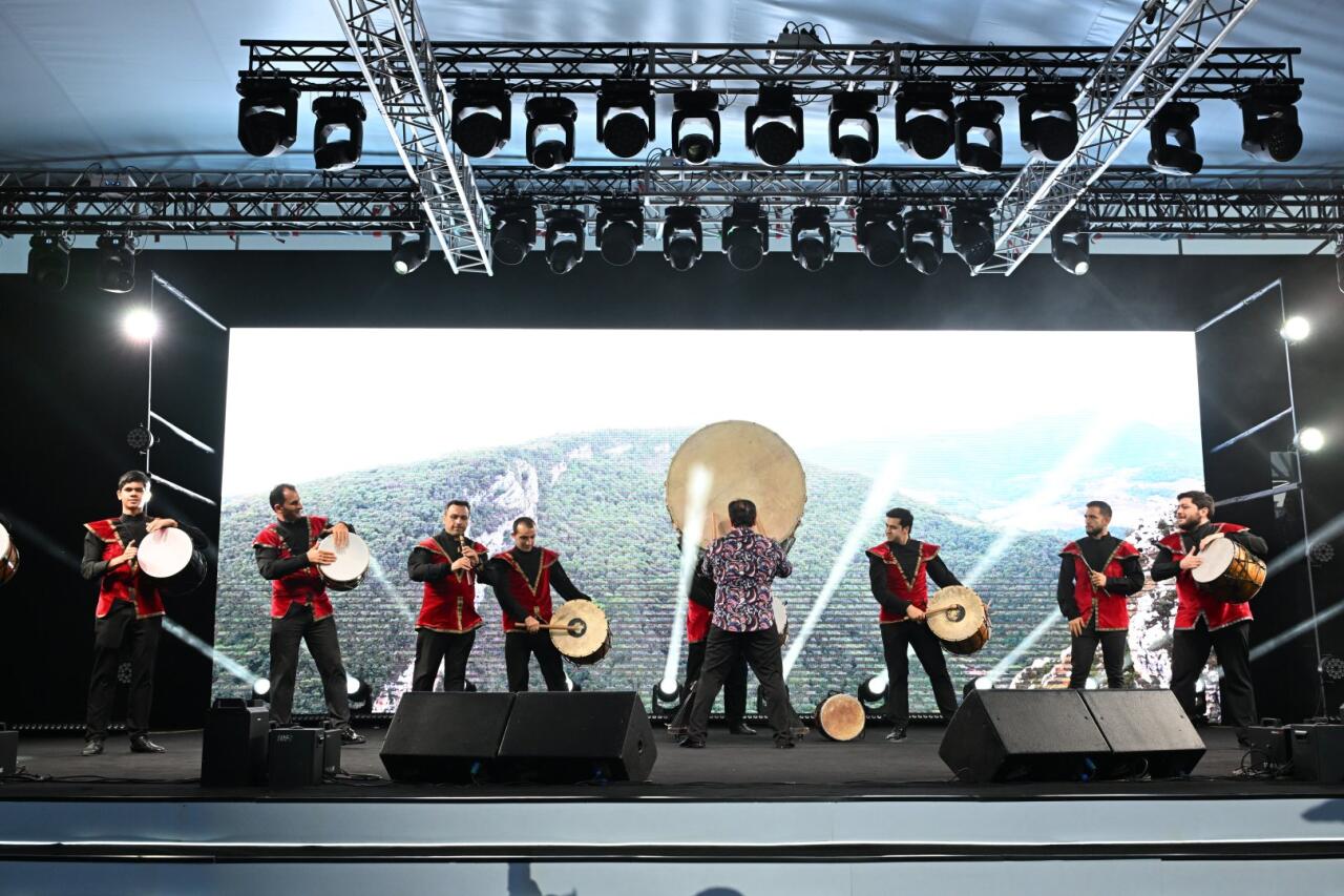 Heydər Əliyev Mərkəzinin parkında Milli Qurtuluş Günü münasibəti ilə konsert olub
