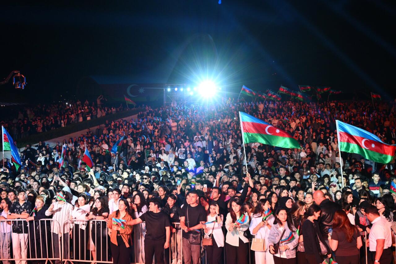 Heydər Əliyev Mərkəzinin parkında Milli Qurtuluş Günü münasibəti ilə konsert olub